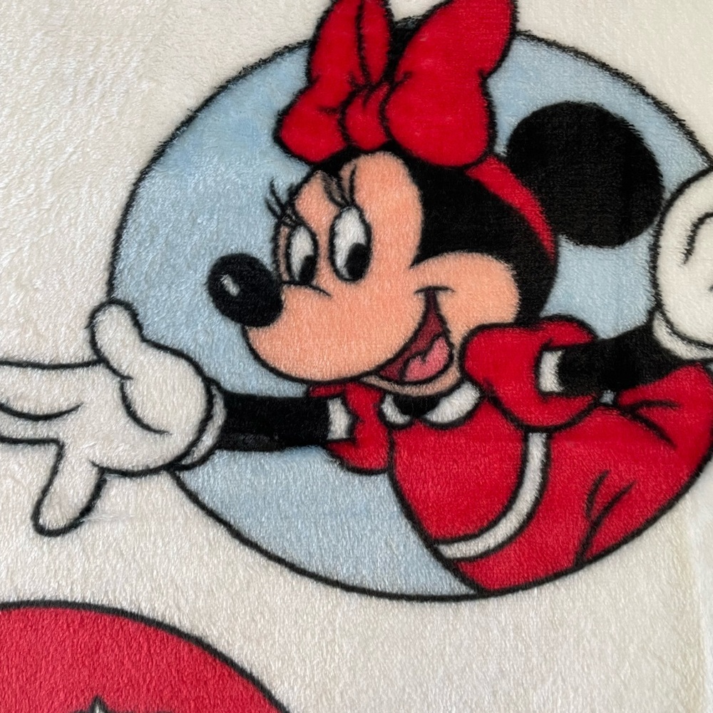 Official Disney "Mickey & Friends" Ultra-Soft Fleece Throw - Picture 4 of 14
